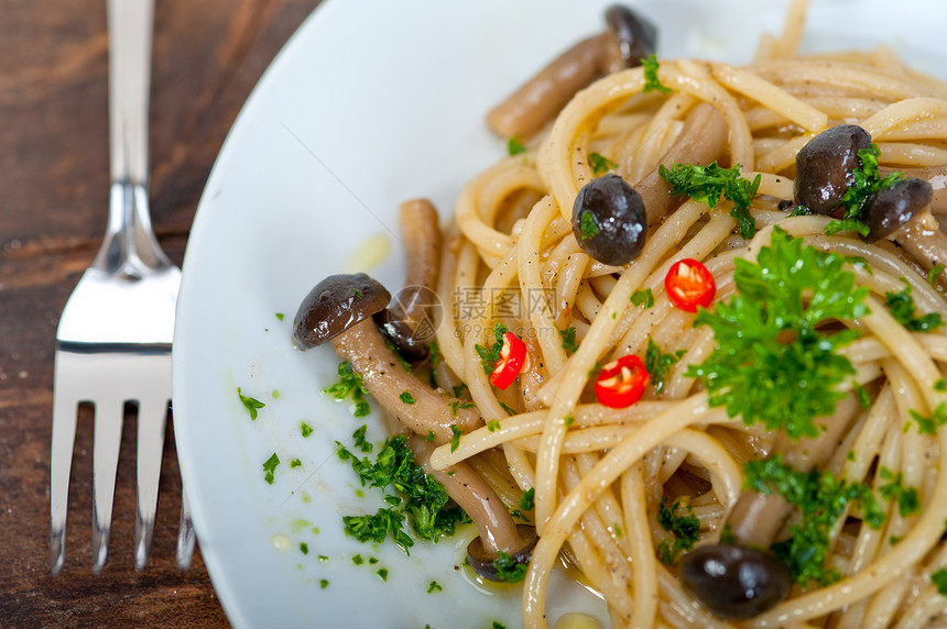意大利面食和蘑菇酱餐厅营养食物蔬菜午餐食谱美食香菜辣椒木头图片