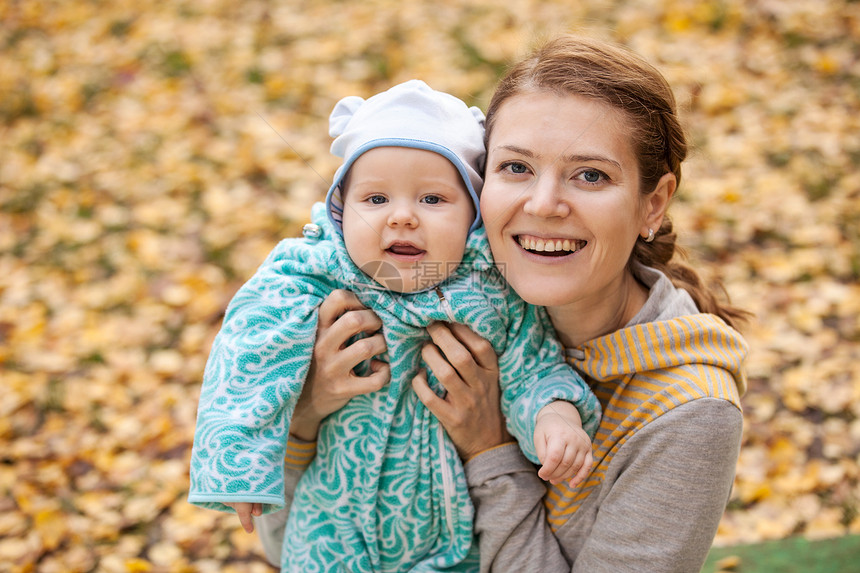 年轻女性及其儿子的肖像幸福快乐男性妈妈女士婴儿叶子孩子女孩微笑图片