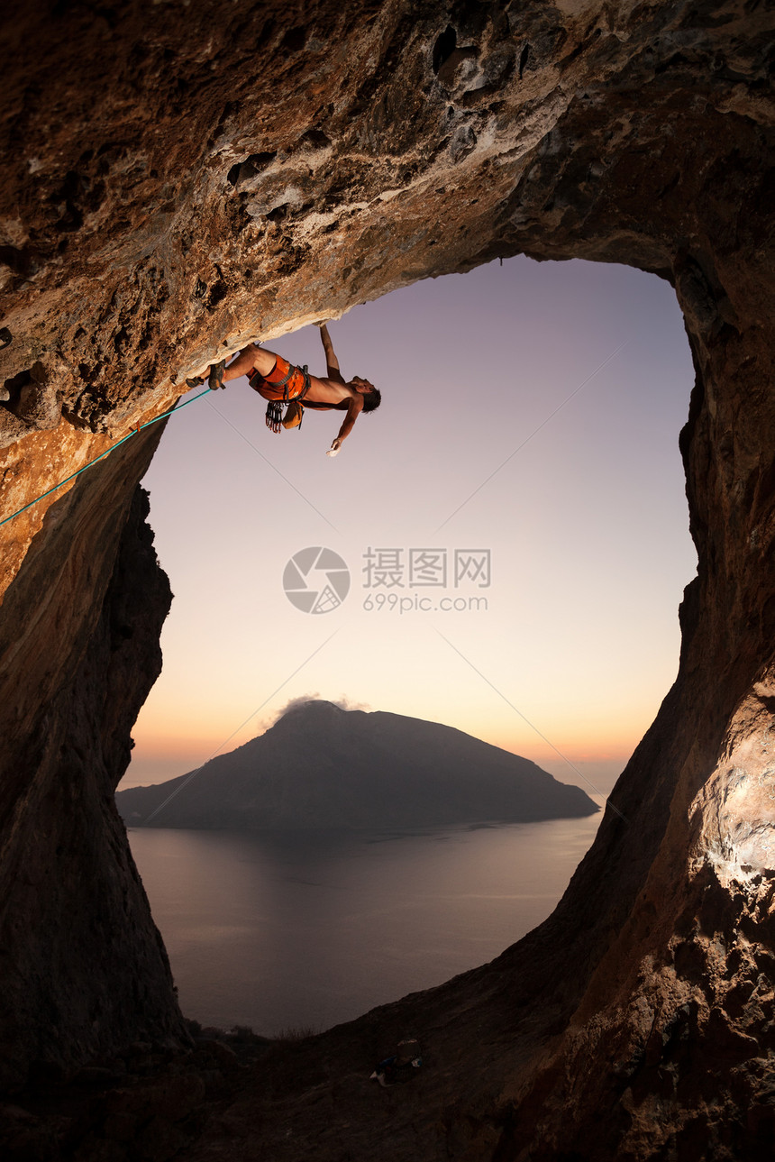 日落时的攀岩者天空男人斗争成人岩石电话夫妻风景运动绳索图片