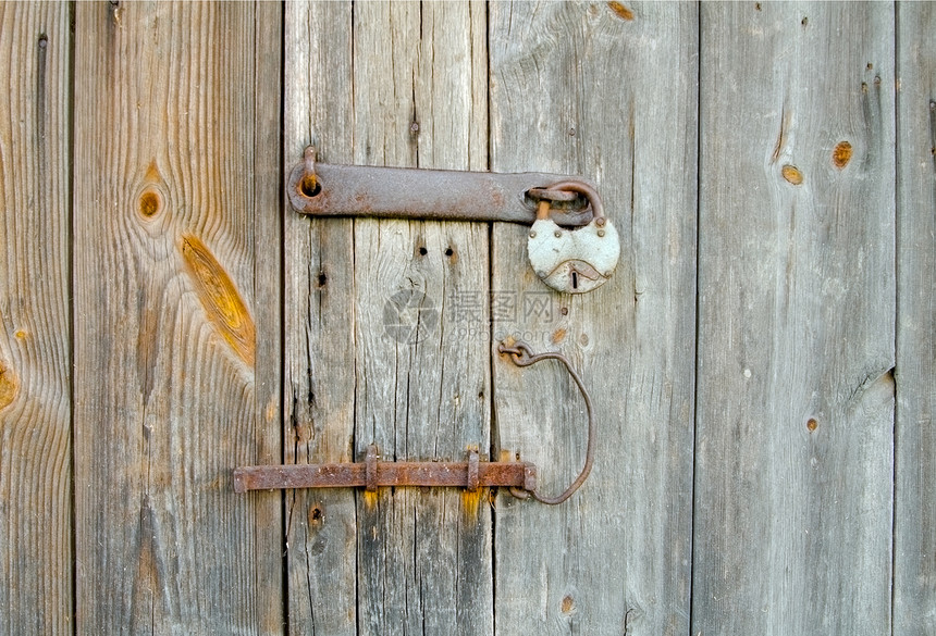 木门 有生锈的螺栓和锁锁图片