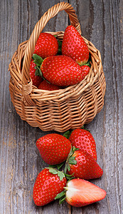 篮子中的草莓食物静物色彩水果宏观健康饮食纹理乡村甜食反射背景图片