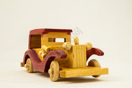 木玩具红车和黄车白色木头汽车背景图片