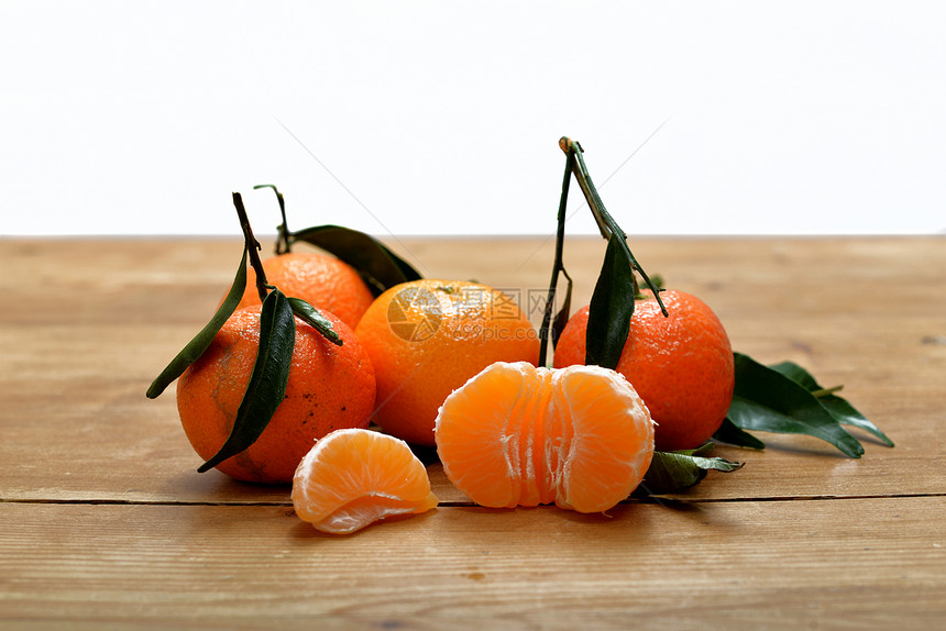 一张桌子上挂着数个普通人水果玻璃橙子活力果汁维生素图片