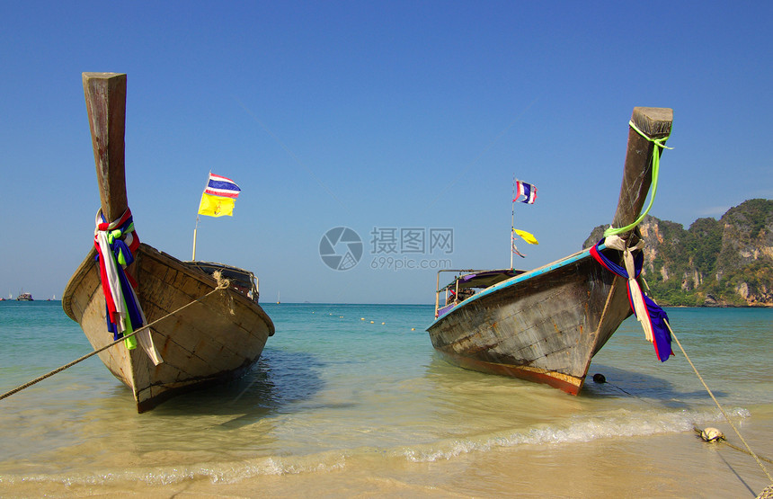 在 Railay 海滩 甲米 泰国的传统泰国小船太阳海洋木头运输蓝色旅游森林海岸线天堂悬崖图片