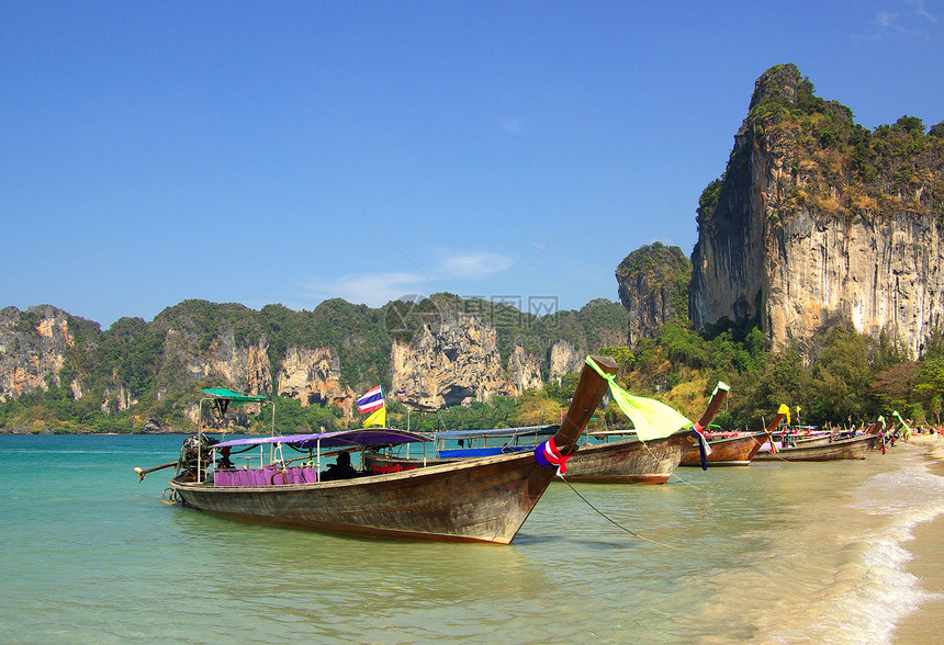 在 Railay 海滩 甲米 泰国的传统泰国小船岩石悬崖海洋假期天空天堂血管娱乐尾巴蓝色图片