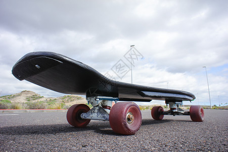 文体风格 长板黑滑板黑色滑冰条纹木板公园背景图片