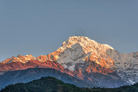安纳布尔纳峰白雪皑皑尼泊尔人高清图片