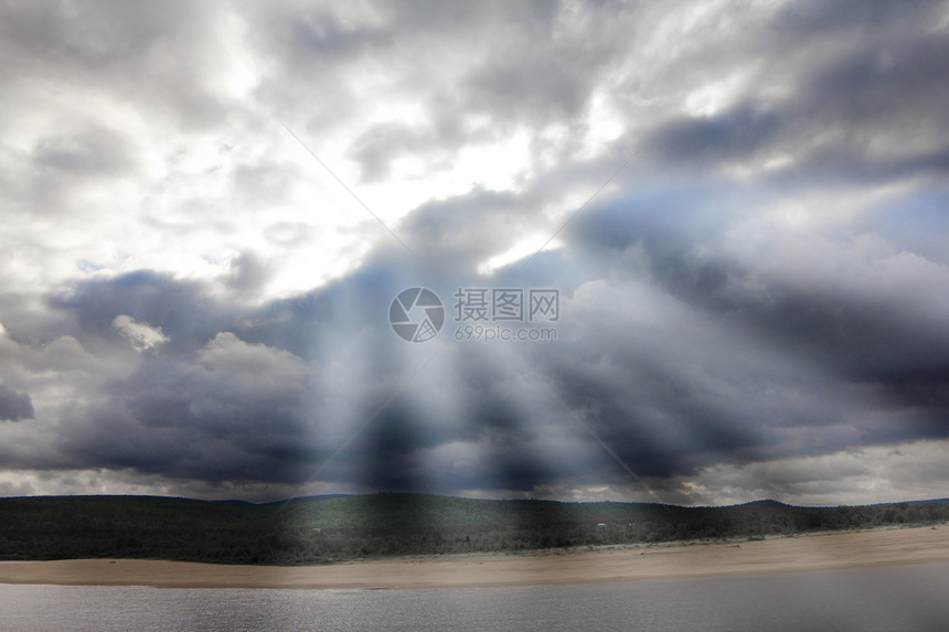 森林河谷的河流绿色海岸海滩海岸线生态蓝色爬坡天空全景草地图片