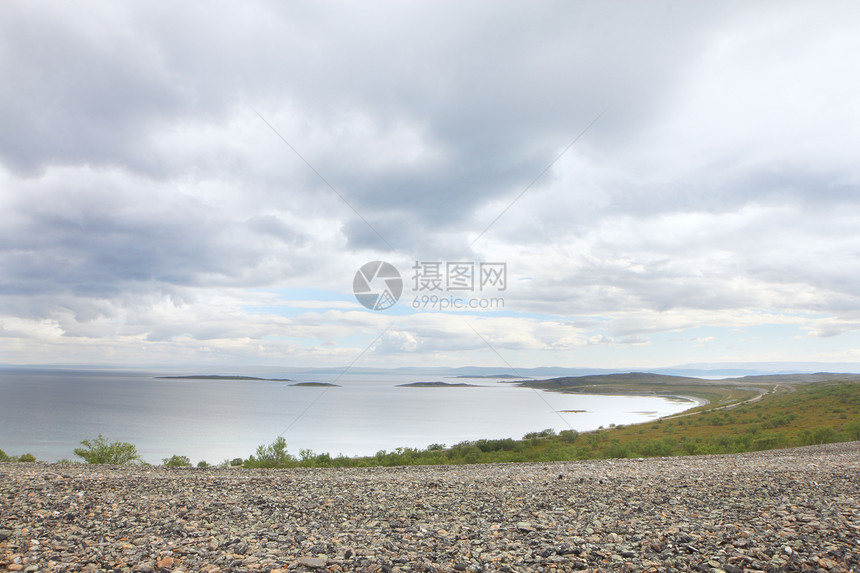 挪威北部地貌景观海滩草地顶峰海洋地平线岩石反射旅行苔原海岸线图片