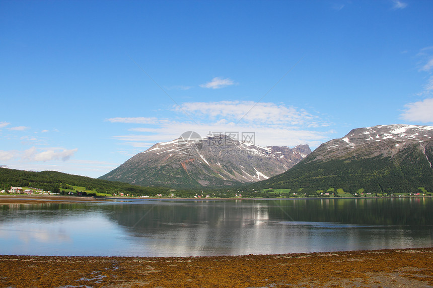 Fjord和山山峡湾旅行山峰岩石山脉丘陵太阳蓝色圆圈海岸线图片