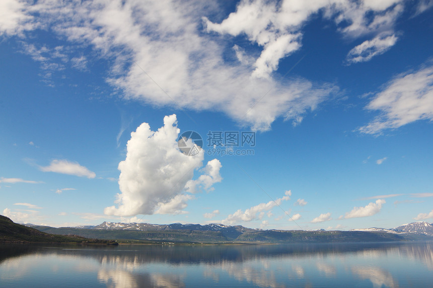 Fjord和山山太阳圆圈岩石山峰海洋全景山脉海岸线峡湾风景图片