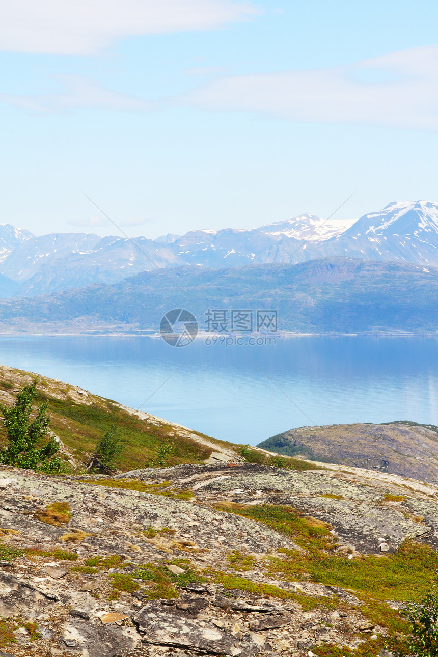 挪威北部地貌景观岩石海洋山峰旅游全景蓝色山脉晴天海岸线海岸图片