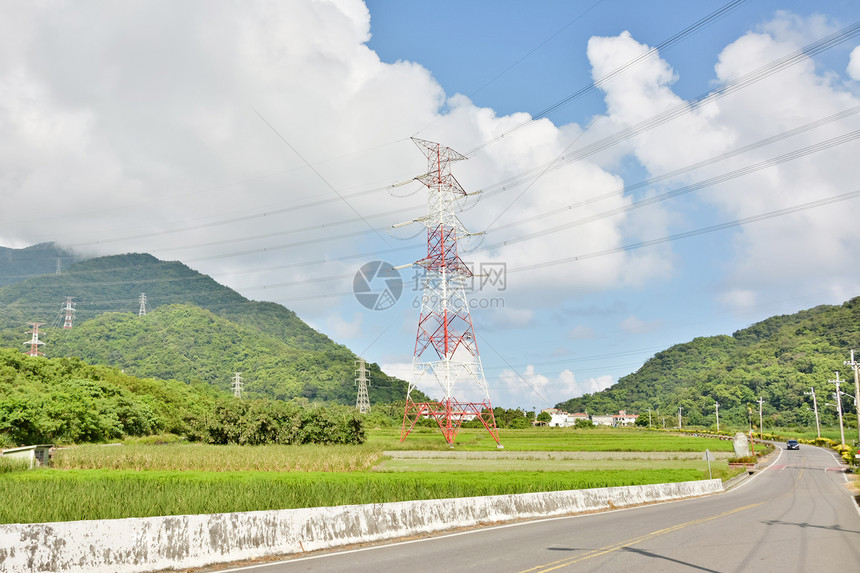 农村的电力线路土地丘陵力量线条农田天空沥青路线草地场地图片