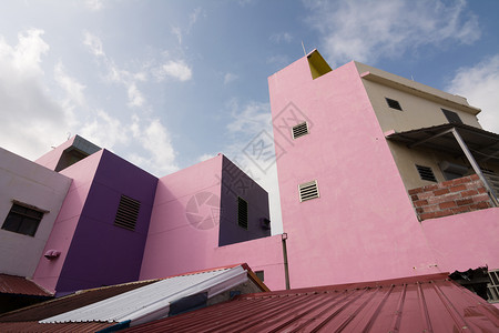 粉色房子丰富多彩的房子紫色白色窗户蓝色财产框架乐趣艺术建筑学粉色背景