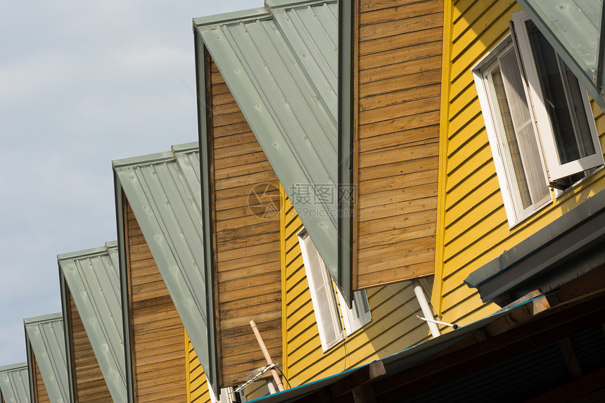房屋屋顶黄色石头蓝色城市木头建筑技术房子财产住房图片