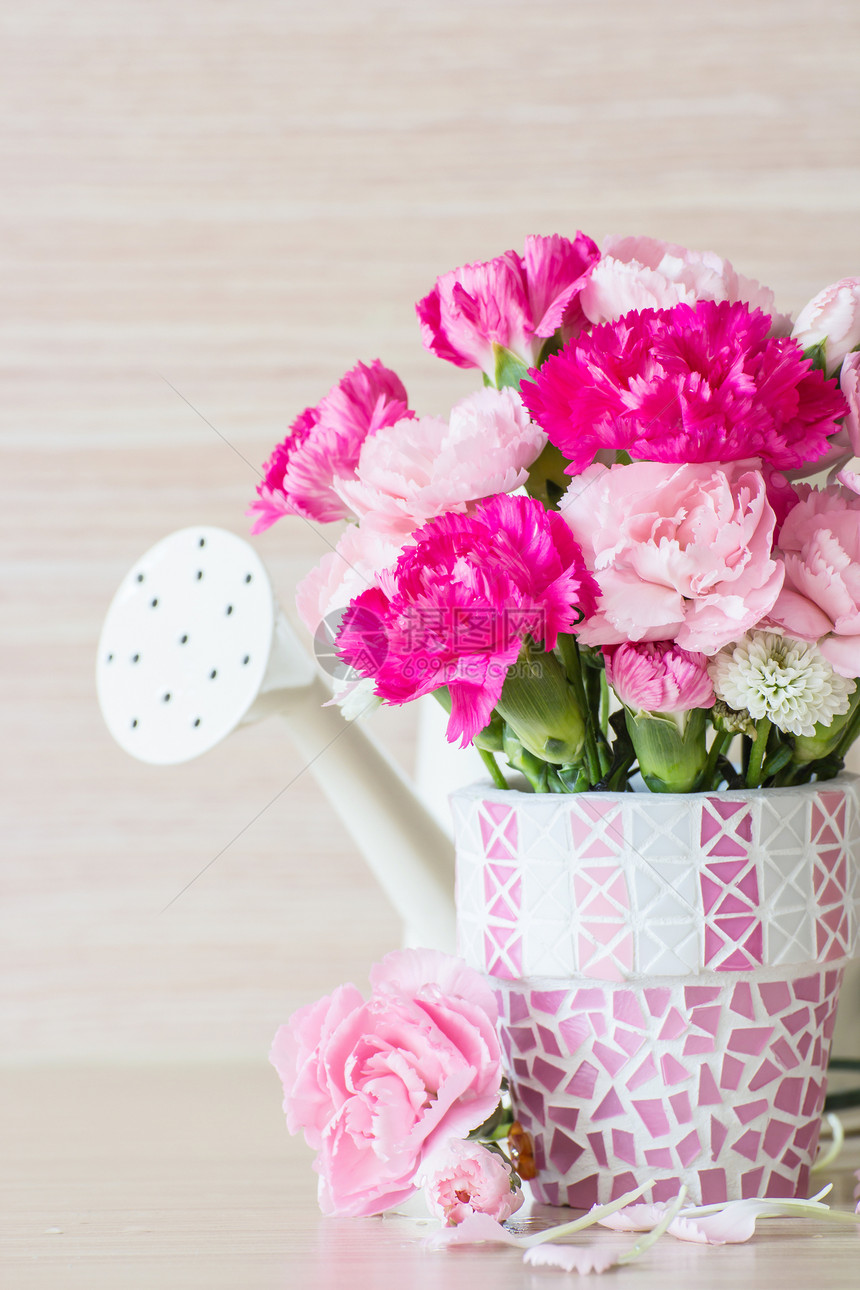 以马赛克混合花盆为化石石竹菊花手工植物群手工业玫瑰绿色花束粉色花瓶图片