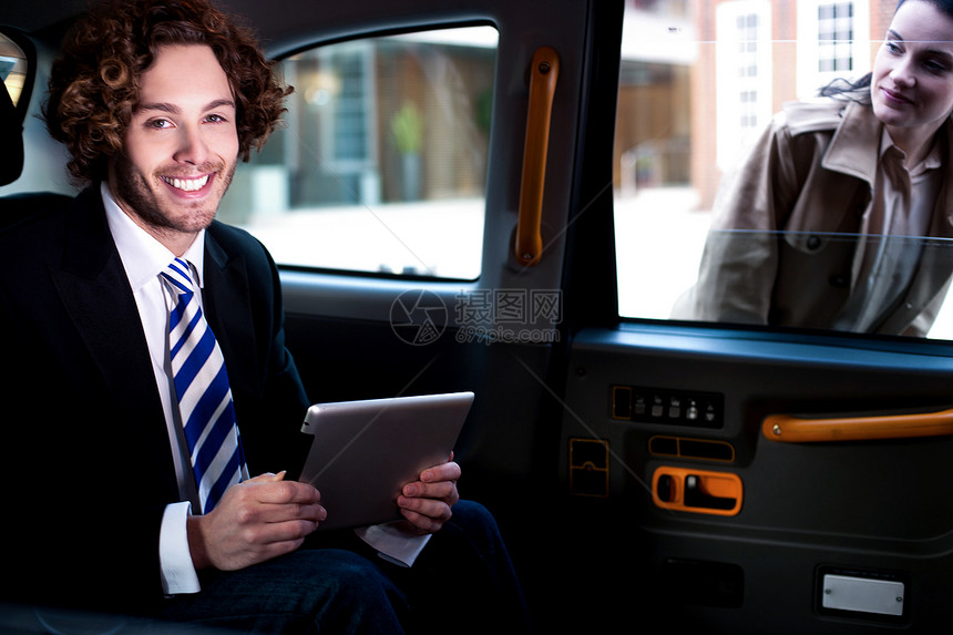 聪明的年轻商务人士 坐出租车图片