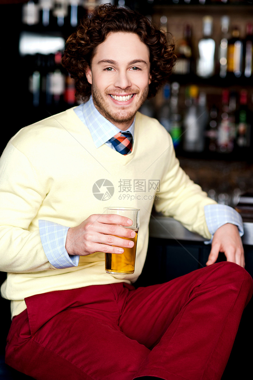 在酒吧喝冷啤酒的年轻人冒充派对喜悦快乐餐厅男性享受庆典夜店微笑图片