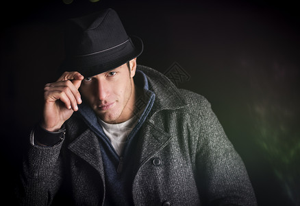 夜色迷人的年轻男子 穿着冬衣和Fedora帽子高清图片