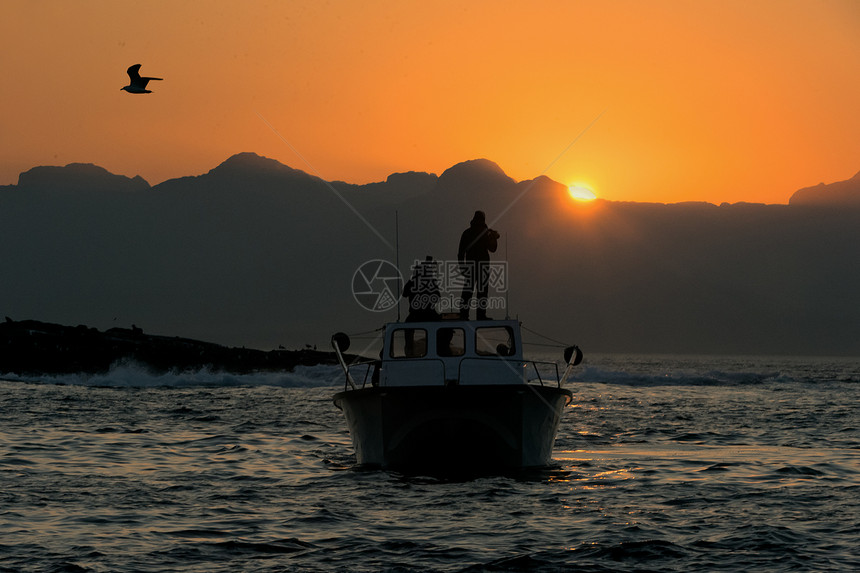 日落时出航海岸娱乐钓鱼风景渔船支撑低音血管热带海滩图片