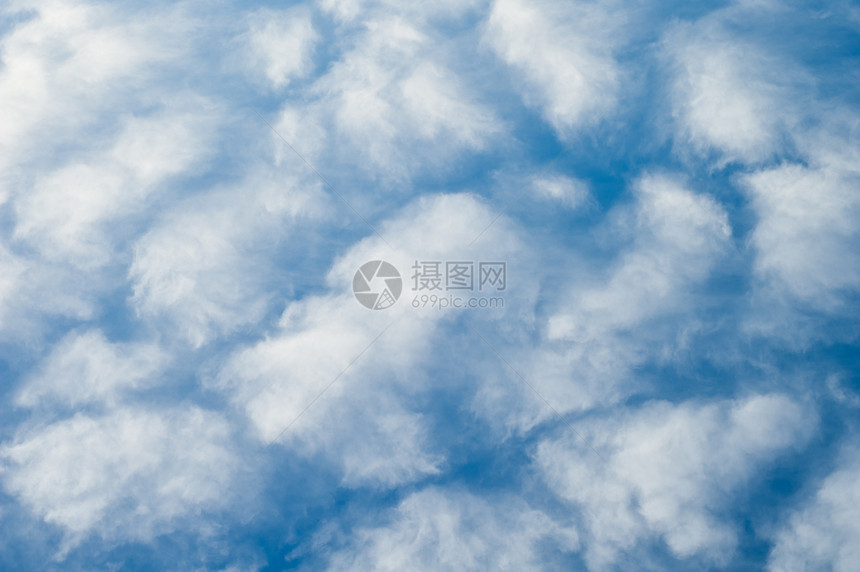 飘散的云雾和蓝天空场景蓝色天气风景图片