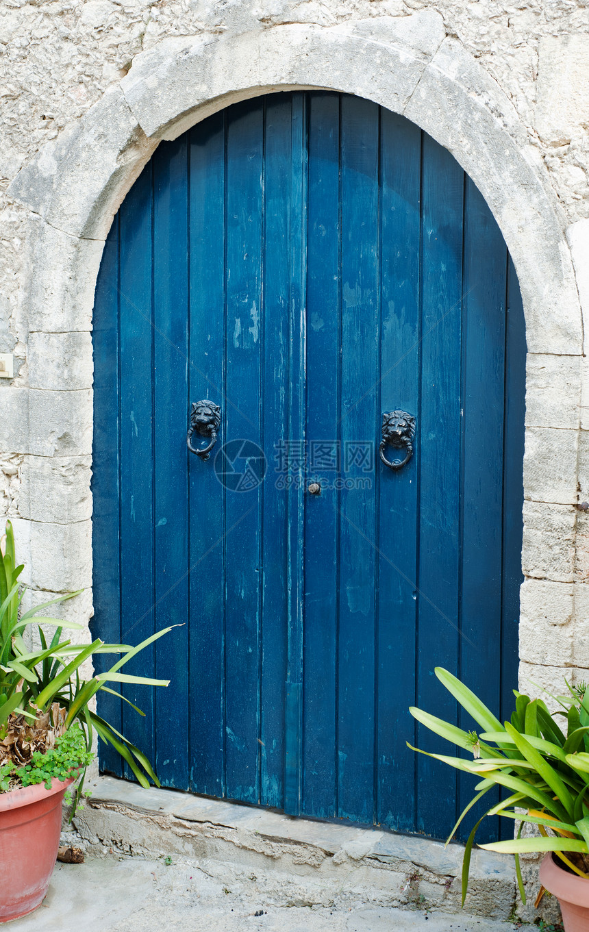 克里特岛上的旧蓝色木门图片