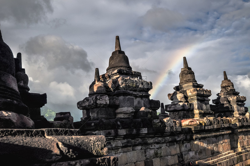 Yogjakart的云和彩虹布丁寺庙Borobudur综合体图片