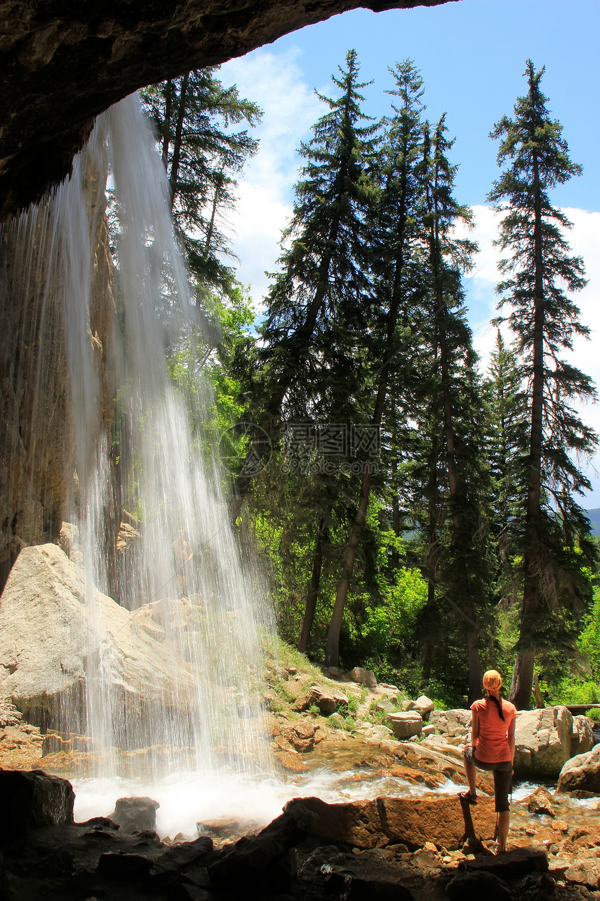科罗拉多州格伦伍德峡谷湖湖瀑布日志游客岩石森林盆地荒野女士峡谷洞穴图片