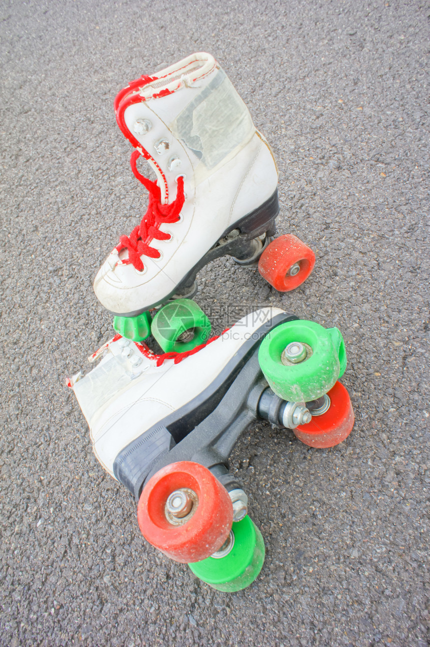 旧旧白滑雪靴孩子车轮婴儿溜冰鞋溜冰者滑冰旱冰消费冰鞋滚筒图片