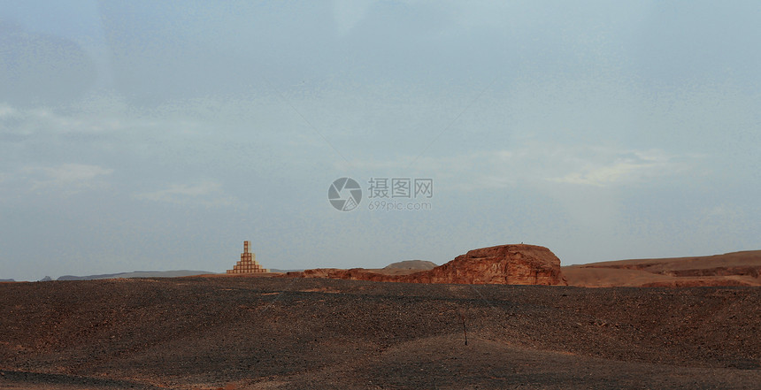 以色列沙漠和多云的暴风天空地标石头假期旅游爬坡峡谷悬崖风暴沙丘风景图片