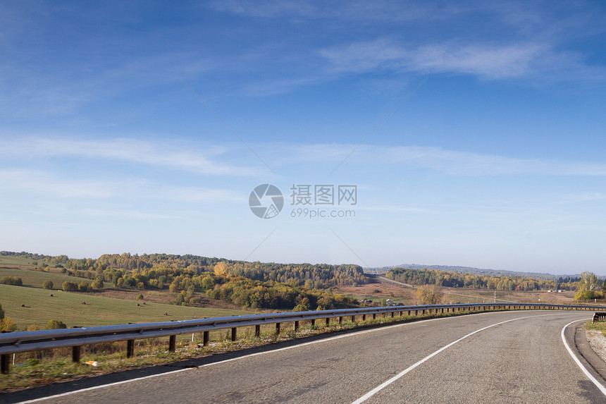 路乡村草地场景土地蓝色风景天空沥青旅行缠绕图片