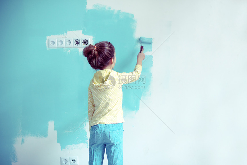 儿童在墙上画画房间女孩装修刷子出口青春期帮助蓝绿色维修乐趣图片