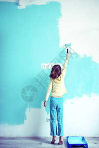 儿童在墙上画画蓝绿色帮手房子维修画家白色出口黄色帮助静物背景图片