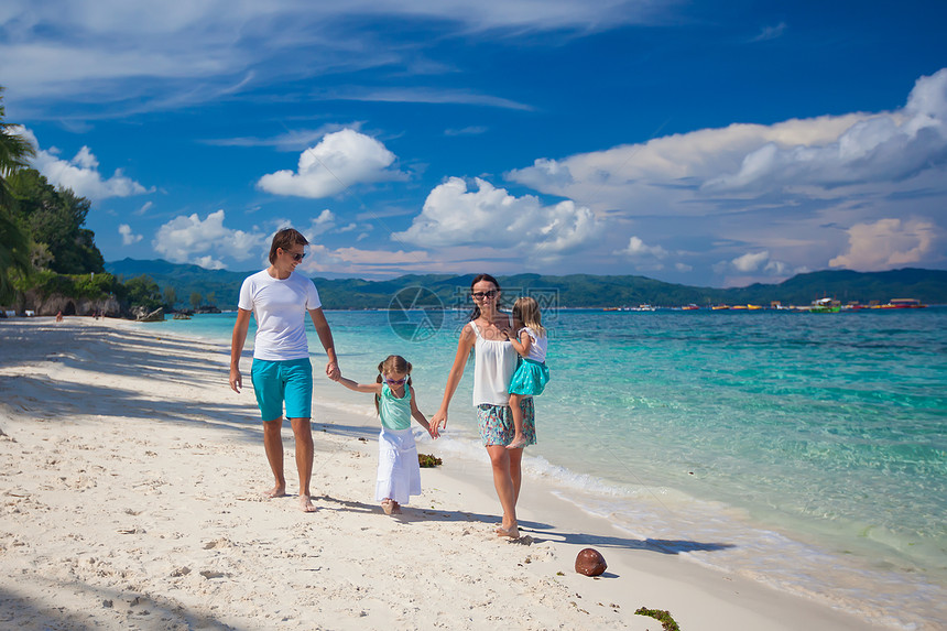 年轻美丽的家庭 有两个孩子在热带度假节日异国享受喜悦海岸线乐趣情调父母爸爸女孩海洋图片