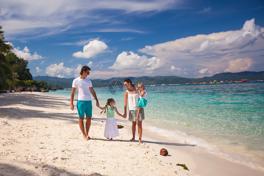 年轻美丽的家庭 有两个孩子在热带度假节日情调异国妈妈男性海洋享受成人父亲女孩婴儿图片