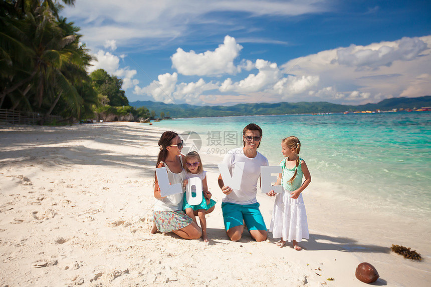 四口四口的家在沙滩度假男性女孩情调旅游女士假期母亲成人女儿婴儿图片