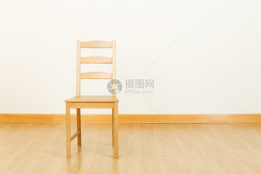 家里的木制椅子图片