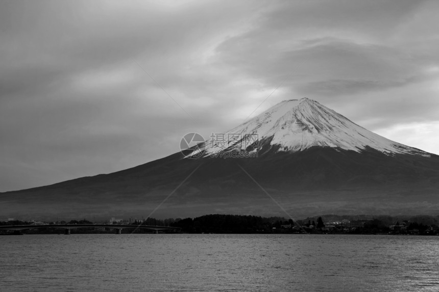 藤藤山反射公吨黑色蓝色白色天空顶峰图片