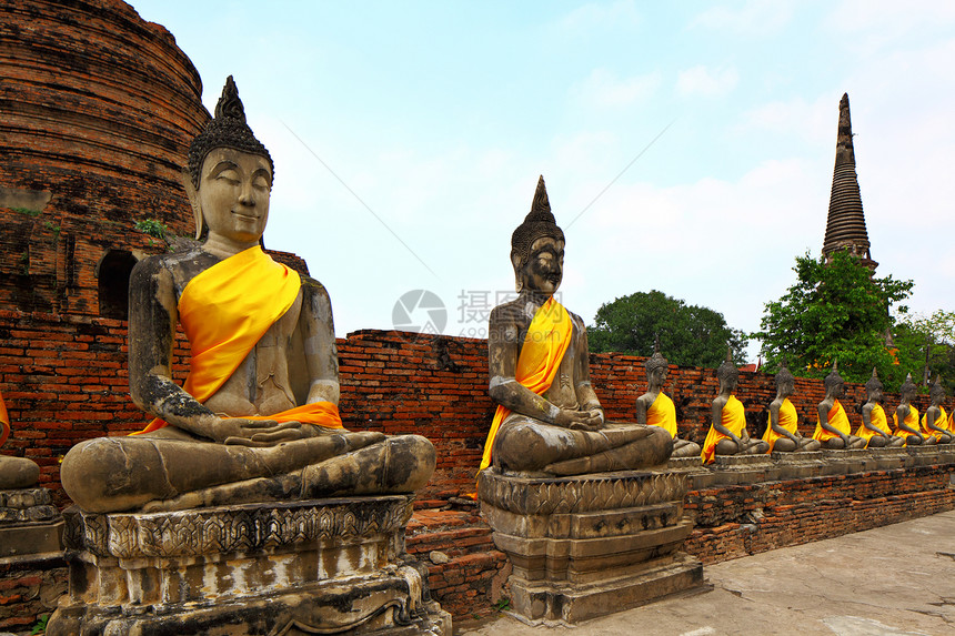 泰国Ayutthaya的佛像绿色崇拜长袍历史建筑学公园宝塔文化佛教徒金子图片