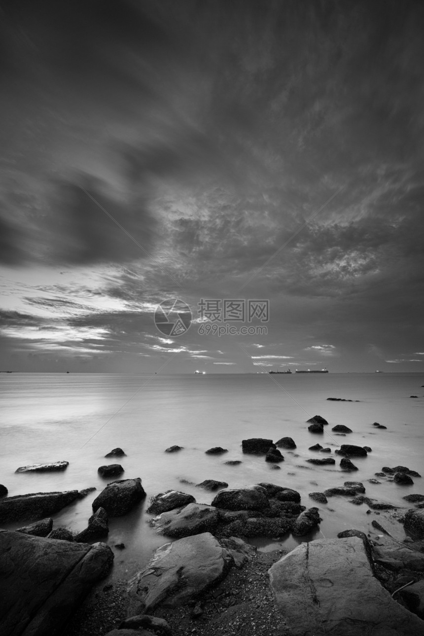 海景黑色石头天空支撑海洋海浪场景白色海滩天气图片