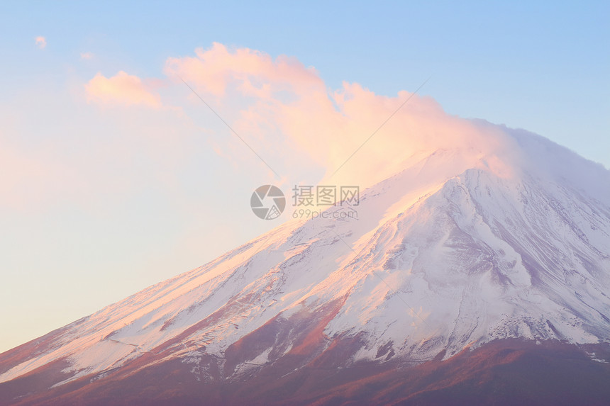 清晨藤山火山公吨阳光天空晴天地标天际云景日落爬坡图片