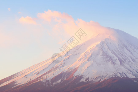 清晨藤山火山公吨阳光天空晴天地标天际云景日落爬坡背景图片