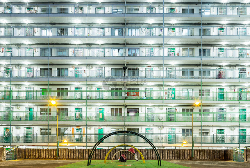 晚上在香港的公屋风景景观娱乐人口民众操场城市财产摩天大楼建筑图片