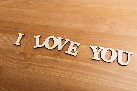 我爱你的木写字母材料棕色木材木头背景图片