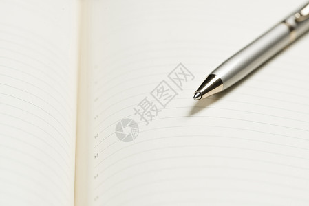 打开笔记本记忆杂志记事本软垫键盘办公室笔记圆珠笔文档日记背景图片