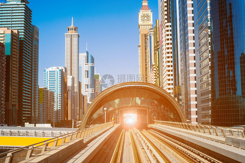 迪拜现代地铁线路天空天际车皮商业平台摩天大楼酋长街道市中心速度图片