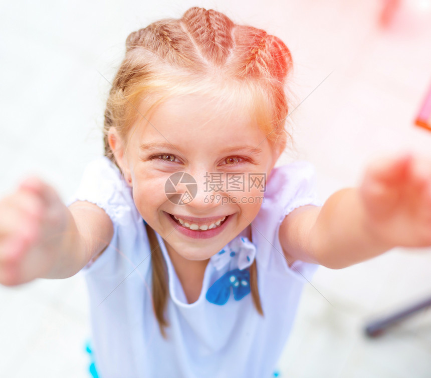 小女孩微笑幸福白色童年孩子女性头发眼睛女儿孩子们金发图片