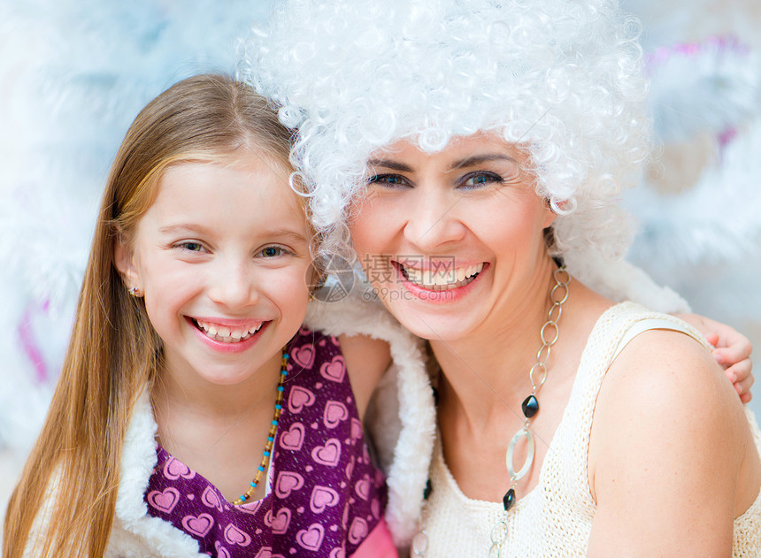 母亲与女儿嘴唇金发女性眼睛化妆品头发发型成人幸福女士图片