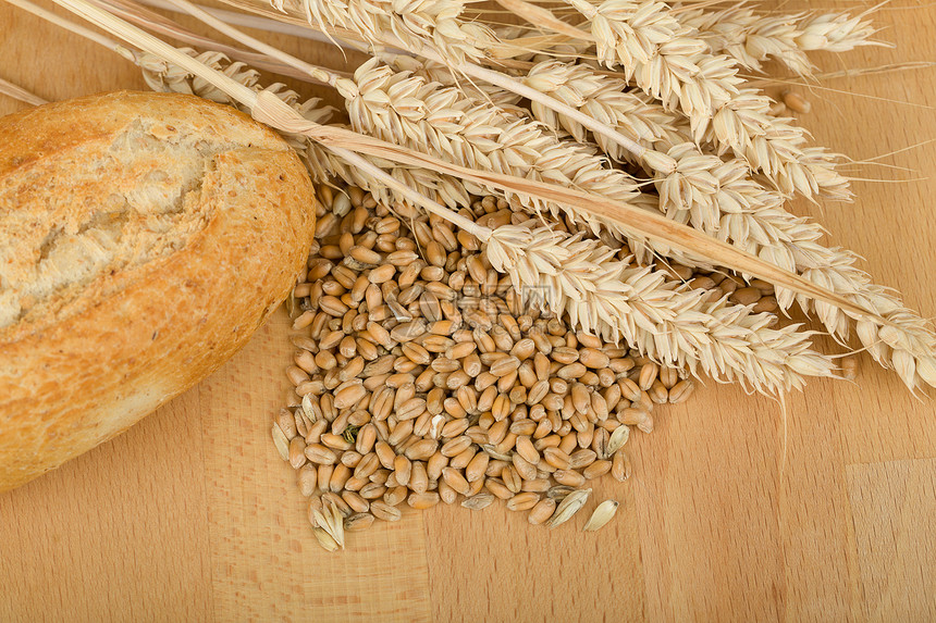 木桌上滚动着麦子的耳朵棕色乡村食物桌子黄色小麦农业早餐燕麦脆皮图片