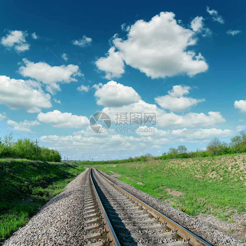 铁道上云云的天空图片